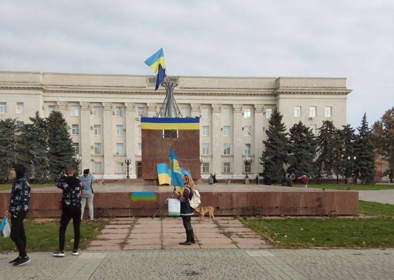 [VIDEO] Usred Hersona vijori se ukrajinska zastava: Prvi ukrajinski vojnici stigli u centar grada, pogledajte kako su ih dočekali stanovnici