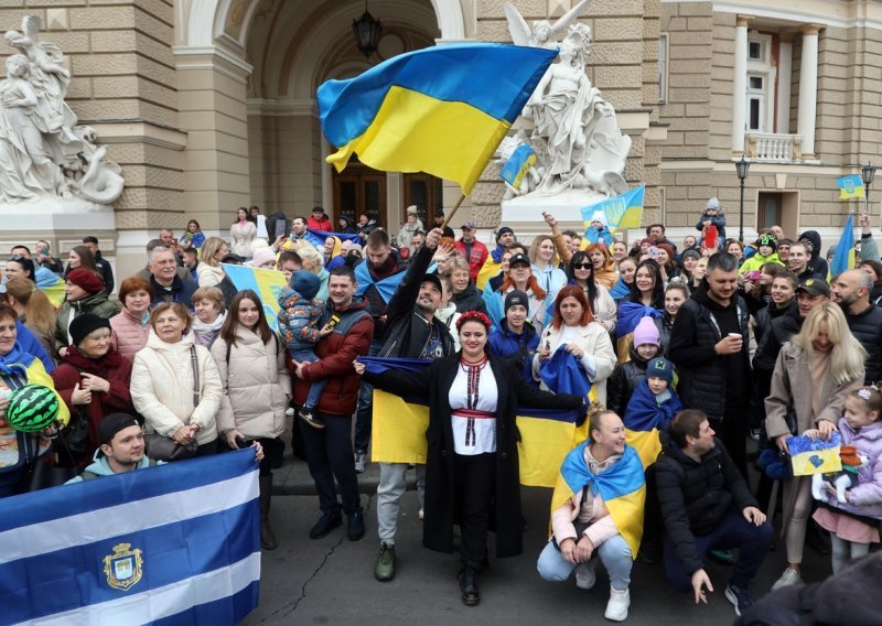 Nakon oslobođenja Hersona u grad stigao prvi humanitarni konvoj UN-a, nedostaje pitke vode, struje, hrane i lijekova