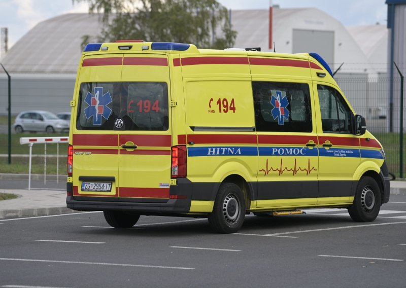 Putnički vlak u Stubičkim Toplicama naletio na automobil, jedna osoba poginula