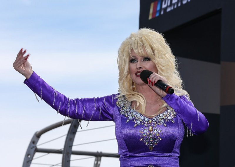 Jeff Bezos nagradio Dolly Parton: 'Uh! Jeste li rekli 100 milijuna dolara?'