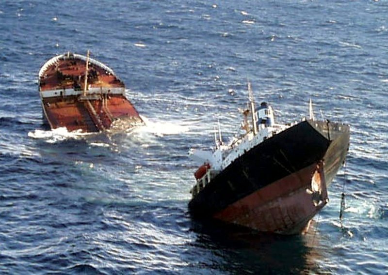 [FOTO] Prije 20 godina dogodila se jedna od najvećih ekoloških nesreća u Europi. Tanker je puknuo na dva dijela. Brojna pitanja još čekaju odgovor