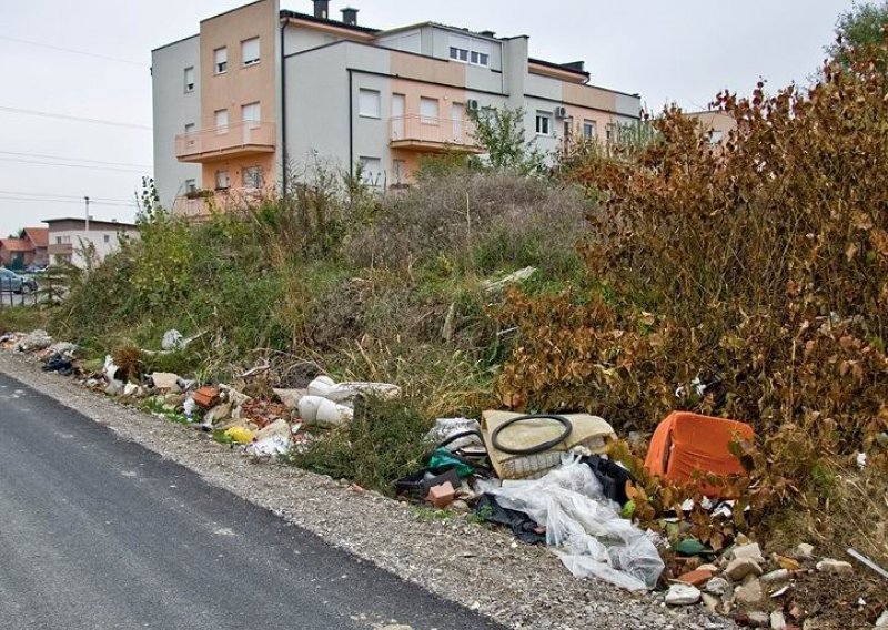 Opasni otpad i neasfaltirane ceste bez rasvjete 9 km od centra Zagreba