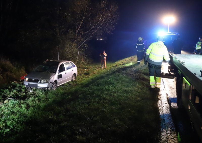 [FOTO] Teška prometna nesreća kod Varaždina; automobil sletio u jarak; vozač poginuo