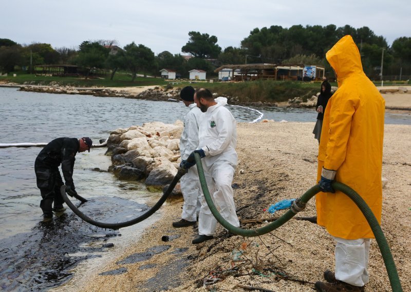 [FOTO] Komunalci izišli na obalu u Ližnjanu, čiste se naftne mrlje: O čemu se točno radi, znat ćemo nakon uzorkovanja