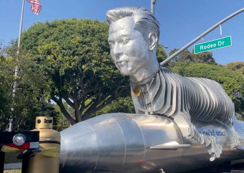 [FOTO] Elon Musk na tijelu koze jaše raketu; ovu skulpturu fanovi tehno milijardera platili su pravo bogatstvo