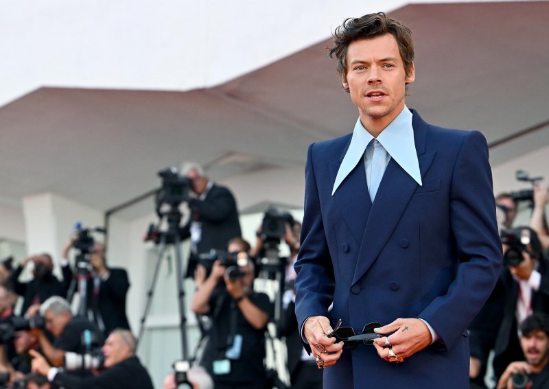 Ljubio je najljepše žene svijeta i bio prvi muškarac na naslovnici Voguea: Harry Styles krenuo je iz malenog engleskog grada i postao globalna zvijezda