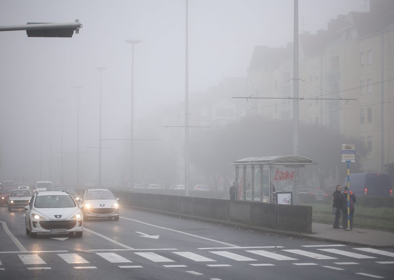 HAK upozorava na ledenu kišu i snijeg na cesti