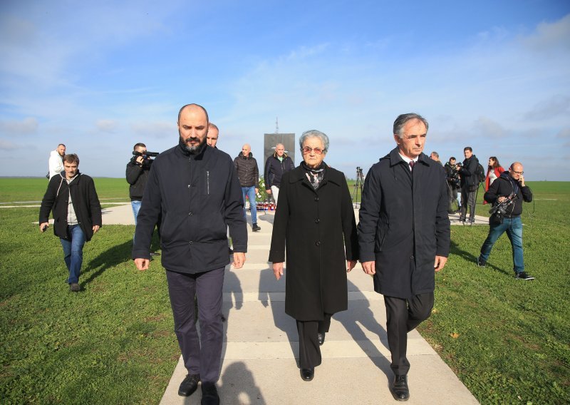 [FOTO] Predstavnici srpske manjine položili vijence na Dunavu i na Ovčari: 'Nastavit ćemo to raditi. Neće nas spriječiti poprijeki pogledi ni jednih, ni drugih'