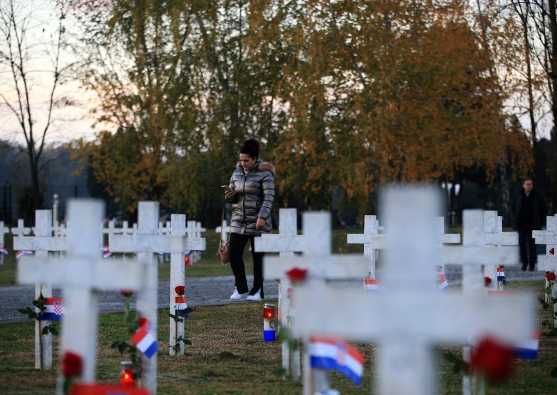 U Vukovar, unatoč kiši, od ranog jutra pristiže veliki broj ljudi