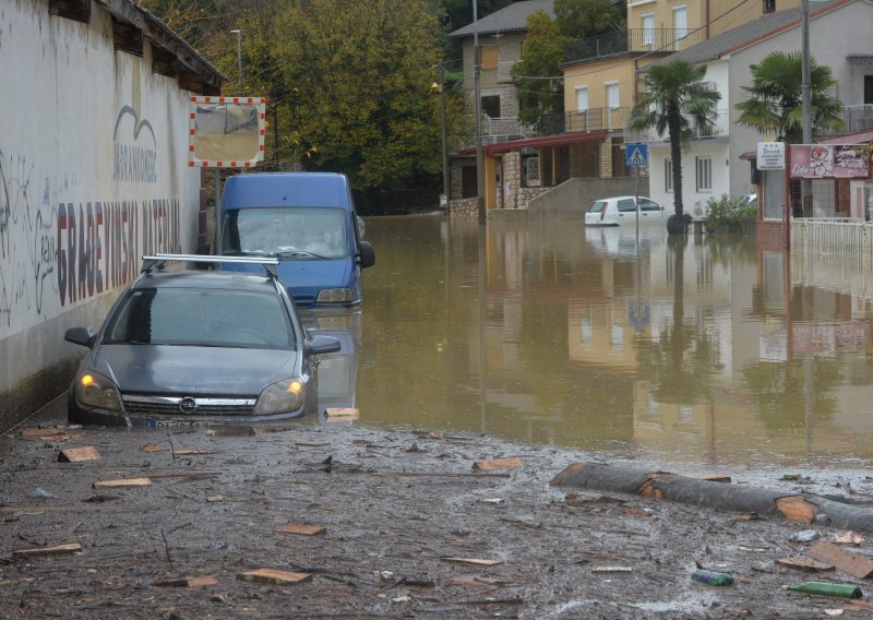 [FOTO/VIDEO] Poplava u Novom Vinodolskom i na Krku. Ulice preplavila voda, nastao je kaos