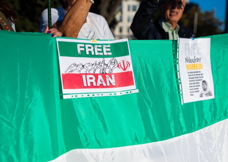 Prosvjedi u Iranu: Zapaljen Homeinijev dom