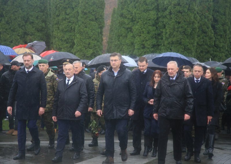 Državni vrh na čelu s Plenkovićem položio vijence na Ovčari