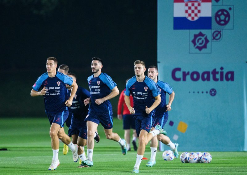 [FOTO] 'Vatreni' su odradili prvi trening u Dohi, a jedan je naš reprezentativac radio odvojeno od ostatka momčadi...