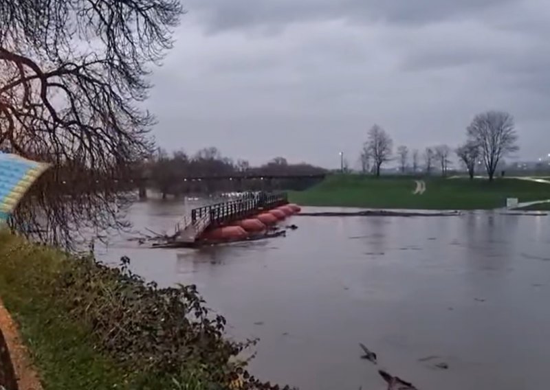 [VIDEO] Otkačio se pontonski most na Korani, intervenirali vatrogasci