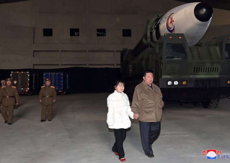 Kim Jong Un s kćerkom na lansiranju balističke rakte. Stručnjak: Poslao je jasnu poruku svijetu