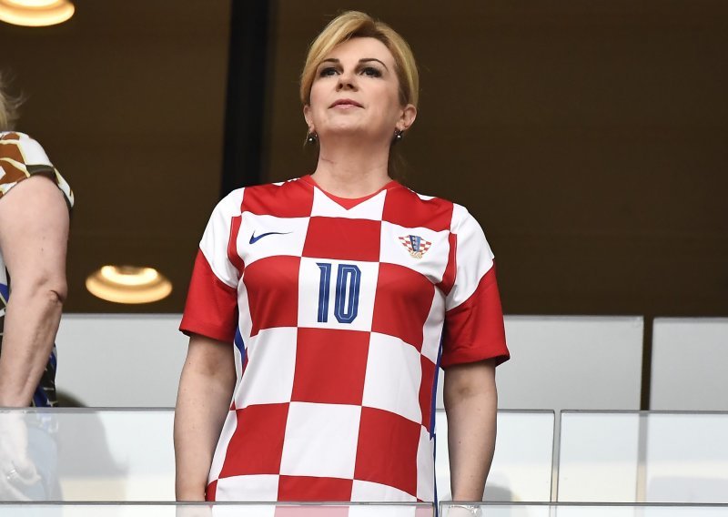 Kolinda Grabar-Kitarović u Katar stiže u narodnoj nošnji, a sada je otkrila i razlog tog upečetaljivog modnog izbora