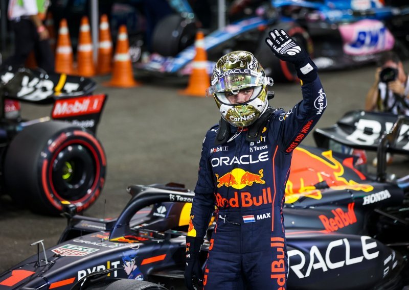 Red Bullovi na zadnjoj utrci sezone Formule 1 kreću iz prvog startnog reda, a odmah iza njih bolidi Ferrarija i Mercedesa