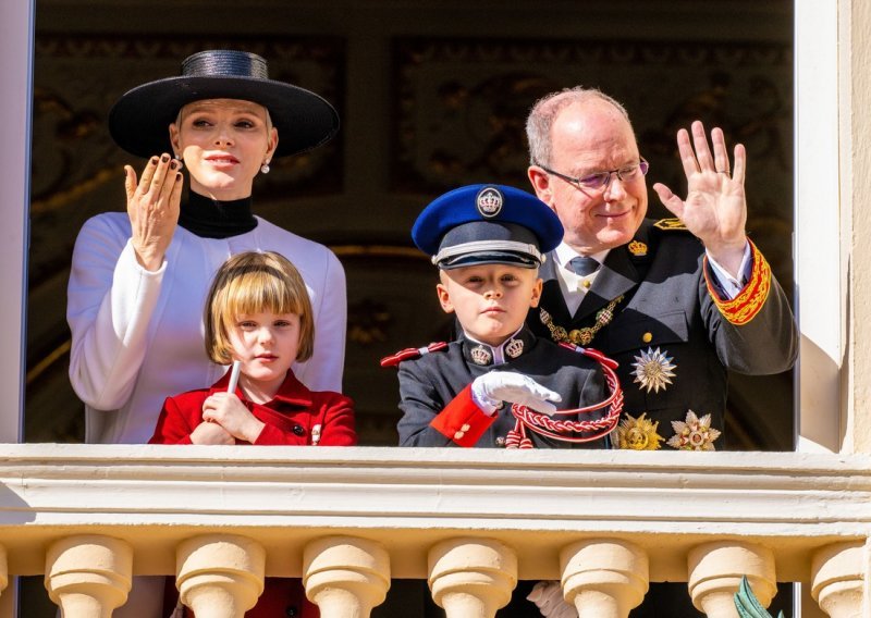 Veliko slavlje u Monaku, ali svu pažnju ukrao je maleni princ Jacques i bacio mamu Charlene u drugi plan