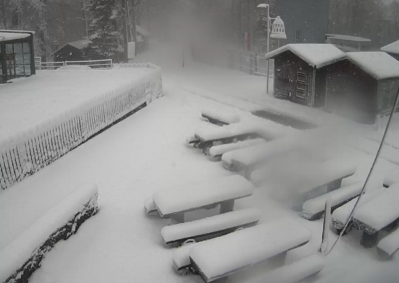 Mećava u Gorskom kotaru i Lici, snijeg zabijelio Medvednicu, u priobalju i na kopnu olujni vjetar