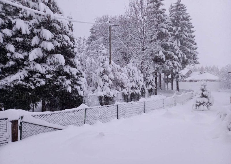 [VIDEO] U Delnicama gotovo 30 cm snijega, nastavit će padati i danas. Novo pogoršanje u noći s utorka na srijedu