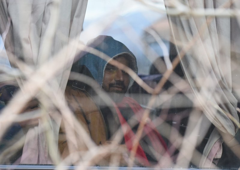 Podignuti šatori za migrante kod zagrebačkog Paromlina: Bit će im omogućeno da obave higijenu, okrijepe se i napune telefonske baterije