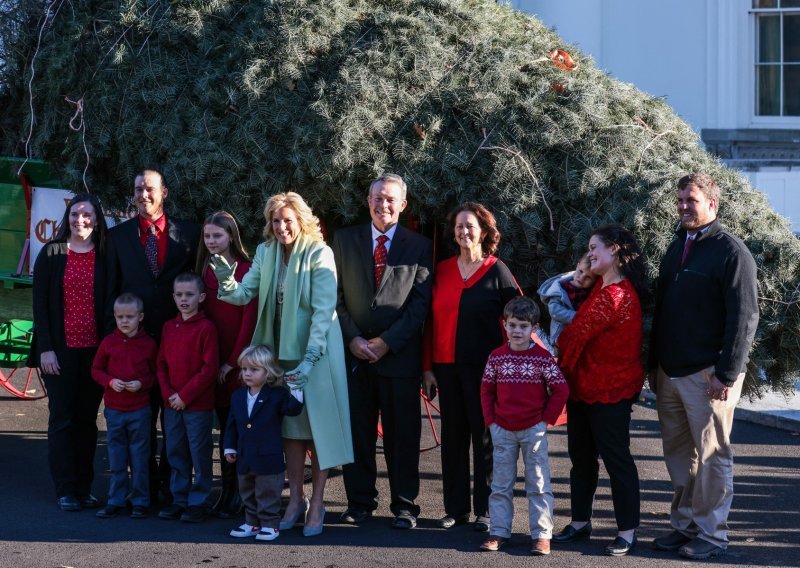 Bijela kuća spremna za božićno uređenje: Jill Biden preuzela božićnu jelku visoku gotovo šest metara