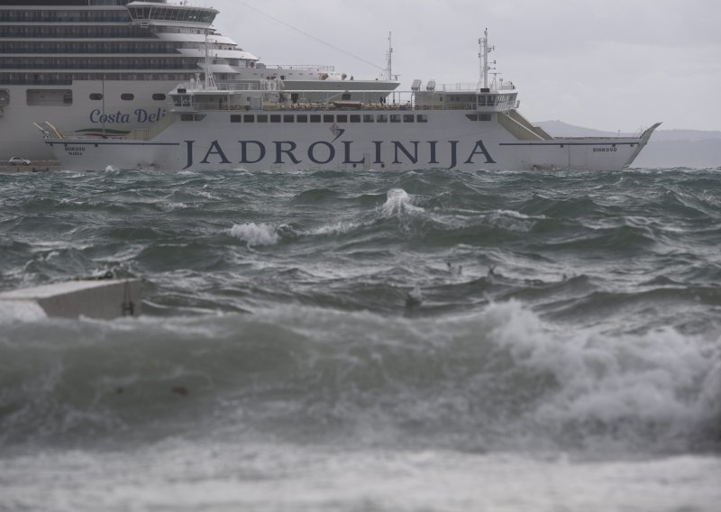 Jak vjetar otežava promet u Lici, u prekidu trajektne linije