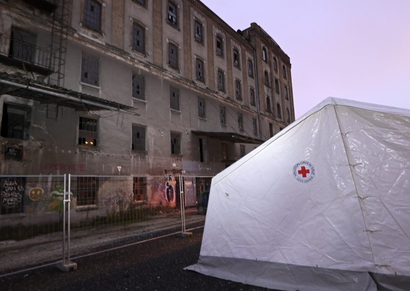 [FOTO] Inicijativa Zagreb grad- utočište: Vlast kasni, podizanje šatora i kontejnera uz po život opasnu zgradu Paromlina nije dobro