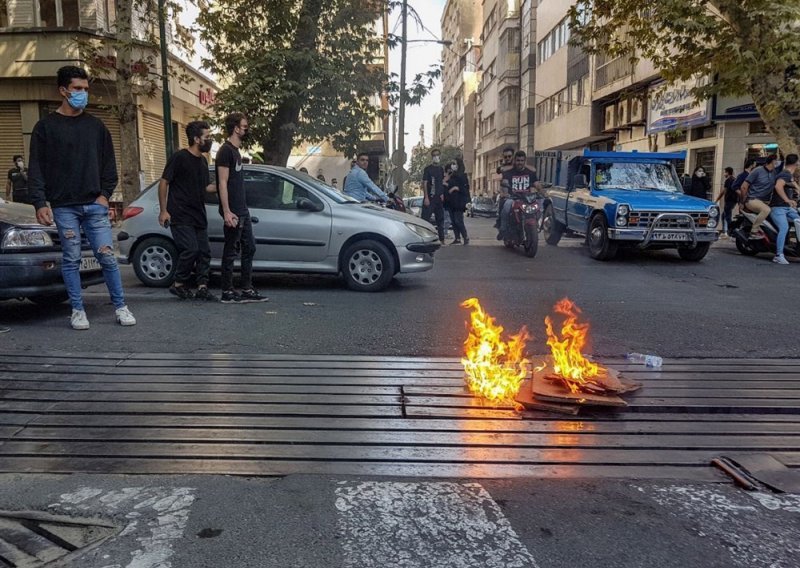 Teheranska policija upozorava sudionike u prometu koji prekrivaju registarske pločice