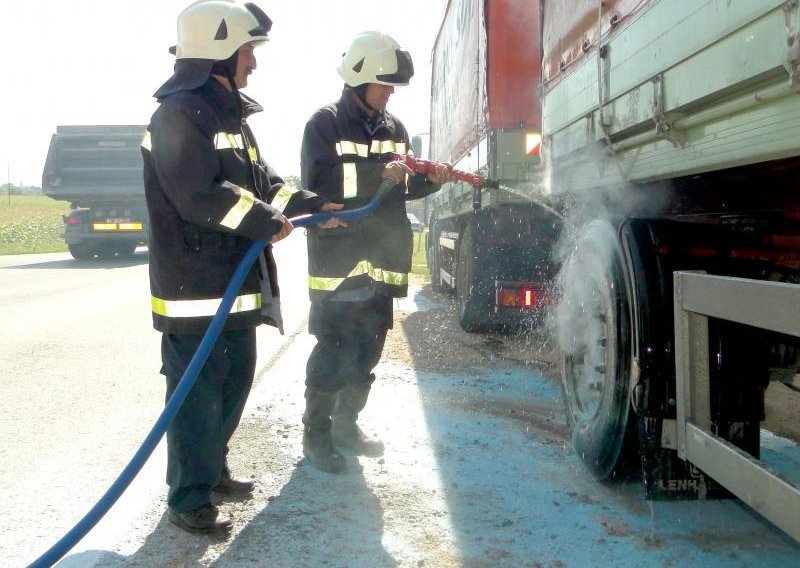 Teretnjak pun papira zapalio se u vožnji