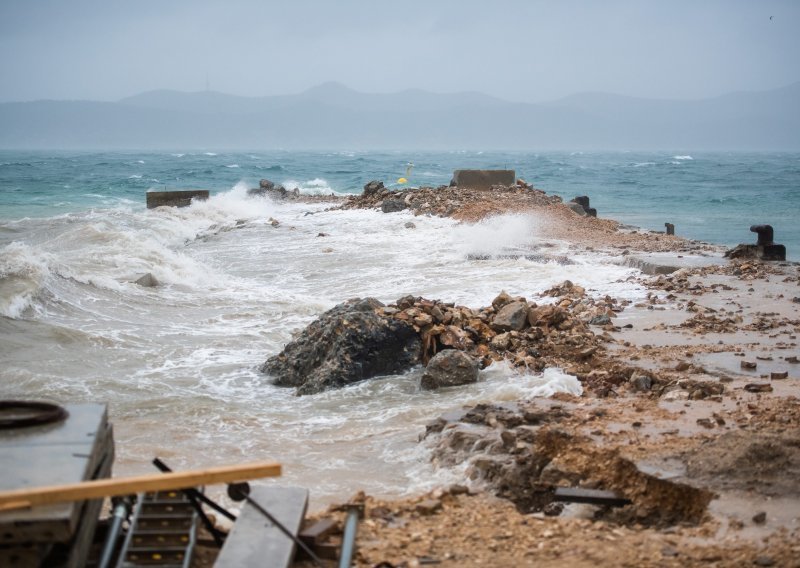 Plima potapa rive duž obale, snijeg u Gorskom kotaru: Pogledajte strašne posljedice nevremena diljem zemlje