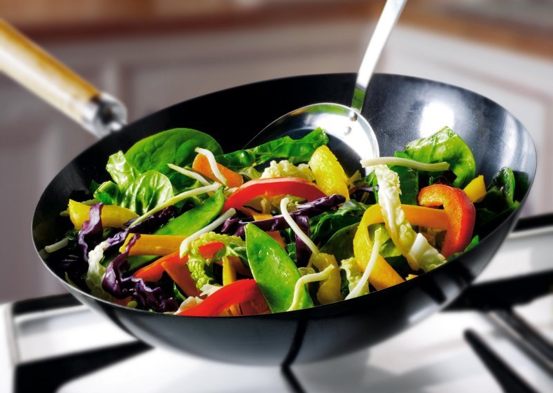 Toplina ubija određene hranjive tvari, ali ponekad i poboljšava svojstva: Evo koje povrće treba kuhati, a koje jesti sirovo