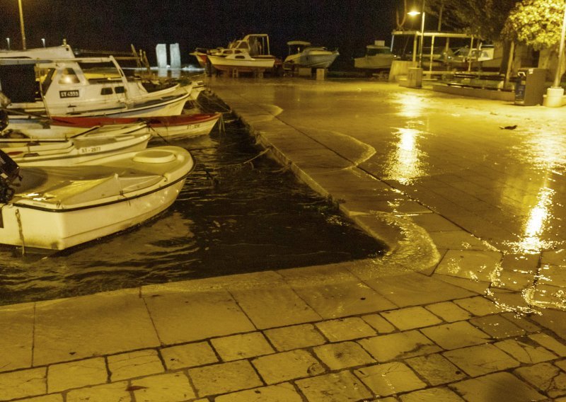 Stručnjakinja Instituta iz Splita objasnila jučerašnje poplave na obali: Poklopili se olujni uspor i astronomska plima