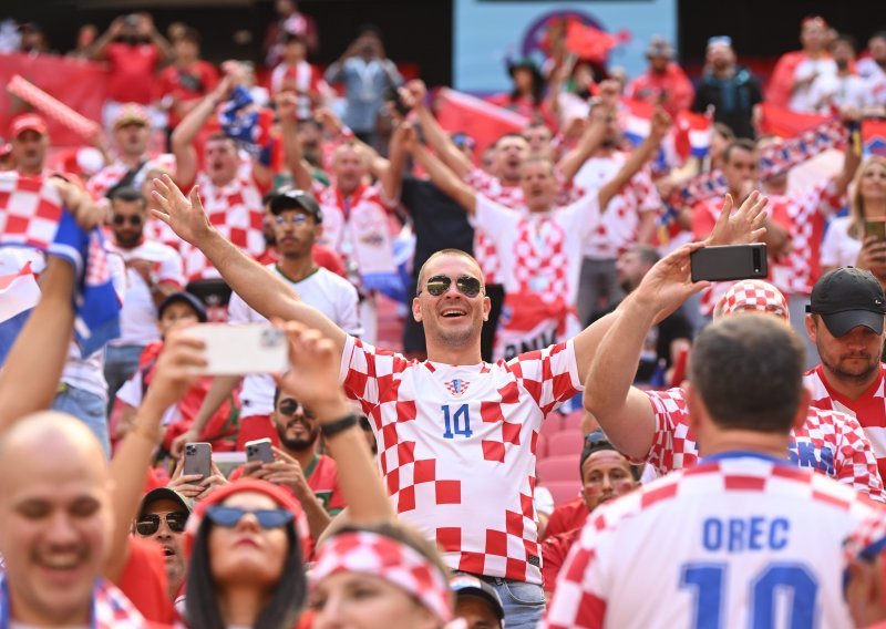 [FOTO] Marokanci dominirali na tribinama, ali kvadratića nije nedostajalo: Kroz fotografije doživite atmosferu na stadionu Al Bajt