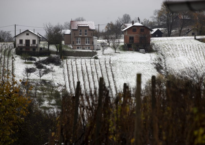 [FOTO] Snježni plašt iz Gorskog kotara širi se Hrvatskom; na dijelu Jadrana i danas žuto upozorenje