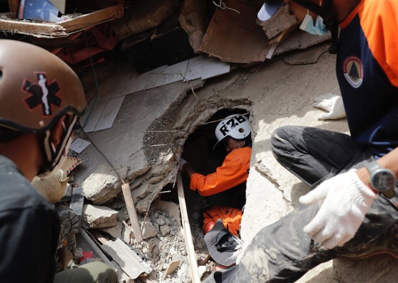 Šestogodišnjak preživio dva dana pod ruševinama u Indoneziji