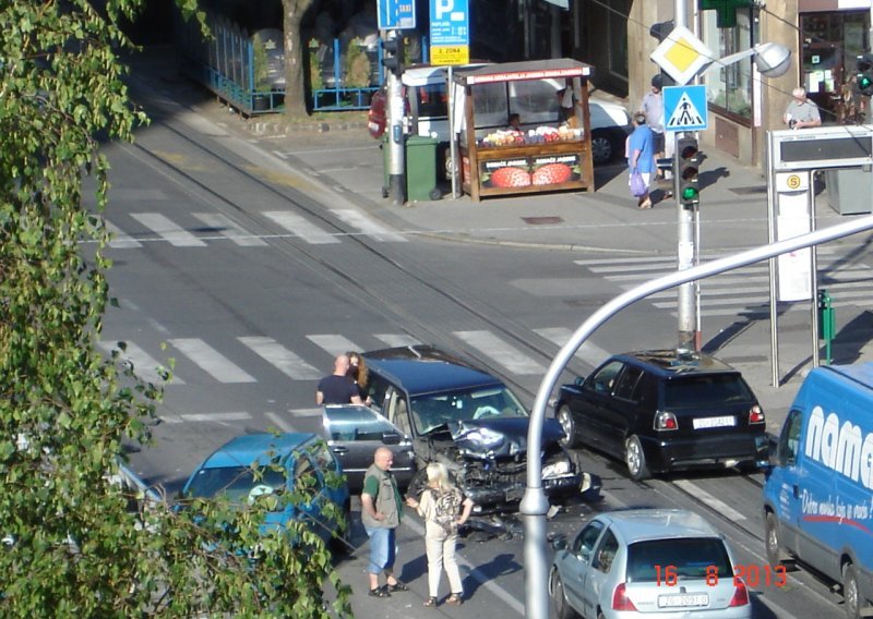 Sudar četiri vozila kod Maksimirske, dvije osobe u bolnici