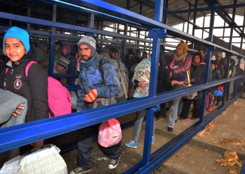 Dvadeset izbjeglica iskočilo iz vlaka kod Slavonskog Broda