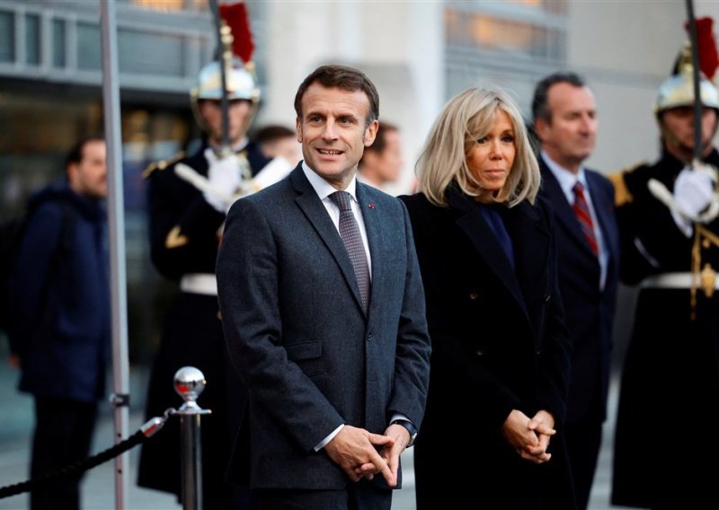 Da, prva dama Francuske odlično nosi i ovaj pomalo riskantan spoj