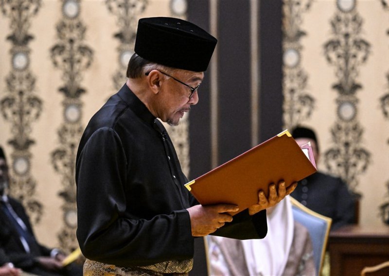Anwar imenovan premijerom, svečano prisegnuo pred kraljem
