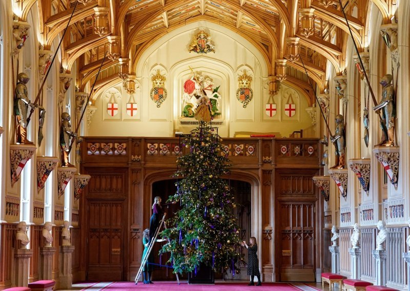 Čarolija u dvorcu: Pogledajte kako je Windsor ukrašen za prvi Božić u vladavini kralja Charlesa