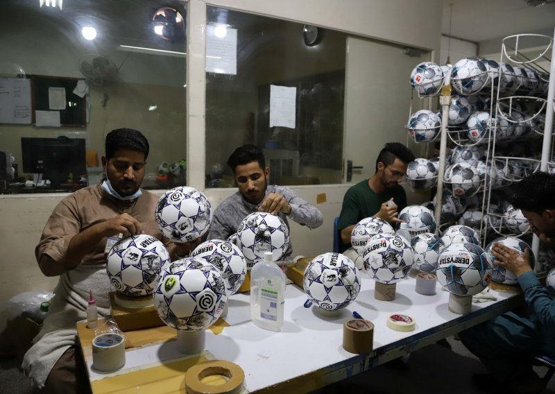 Službena lopta Svjetskog prvenstva šiva se u Pakistanu. Što mislite, koliko radnik dobije po lopti?