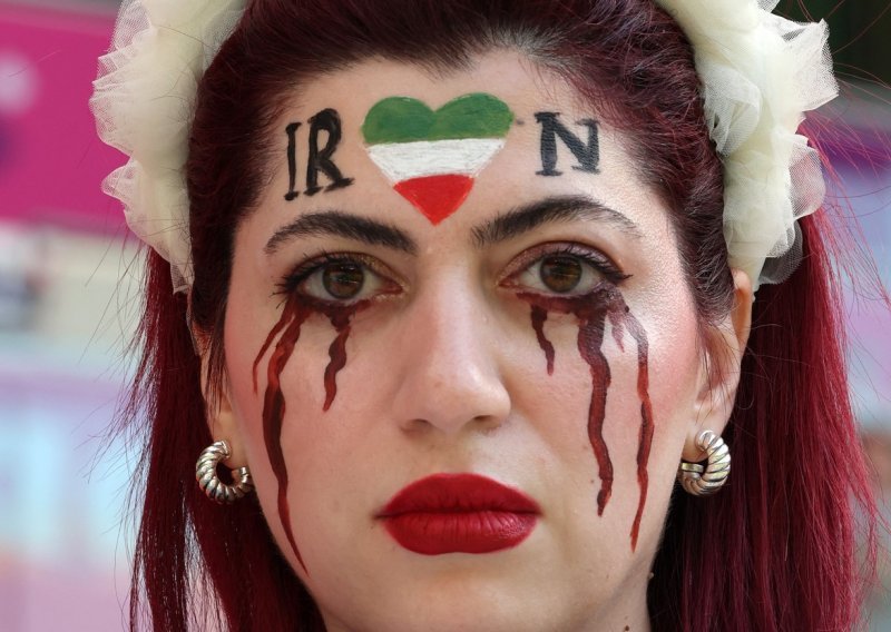 [FOTO] Pogledajte kako su iranske navijačice s tribina poslale političku poruku vlastima u Iranu