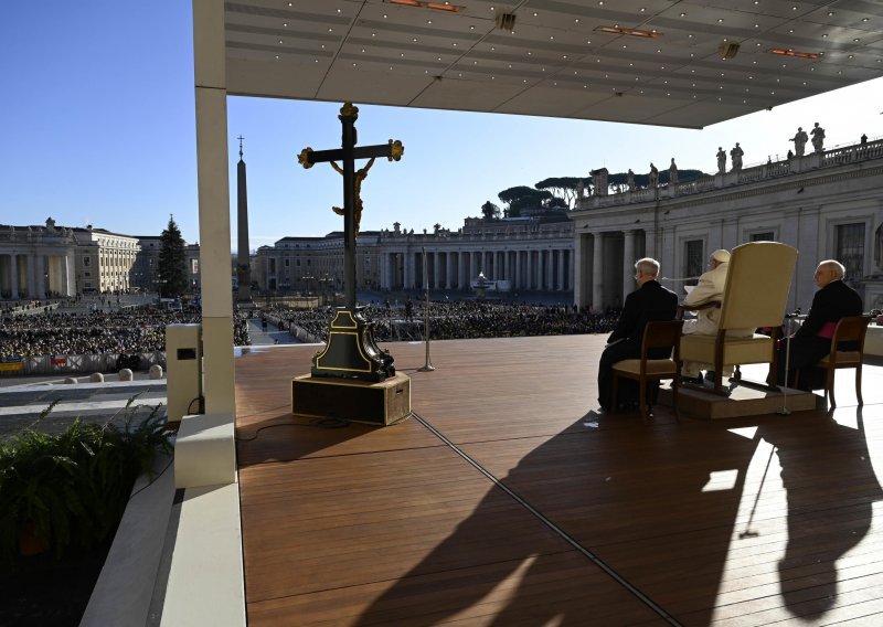 Na Trgu Svetog Petra u Rimu preminuo beskućnik iz Njemačke, reagirao i Papa