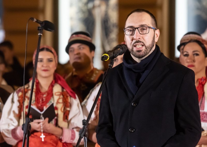 Tomašević upalio prvu adventsku svijeću i poručio građanima: Želim da učinite nešto dobro za one kojima je pomoć najpotrebnija