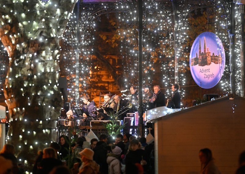 [FOTO] Zagrebački Advent i službeno je otvoren; pogledajte kakva je gužva nastala već prve večeri