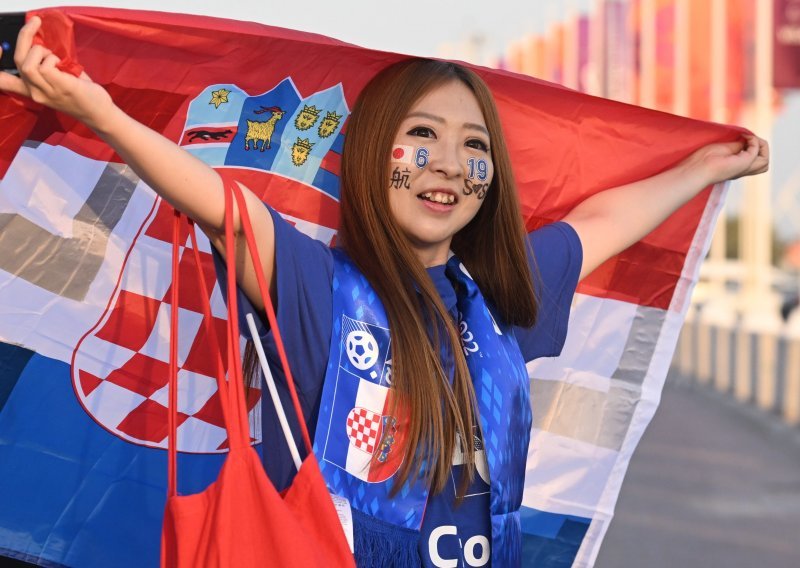 [FOTO] Osim hrvatskih navijača Vatrene protiv Kanade podržavaju i Katrani, ali i jedna simpatična Japanka