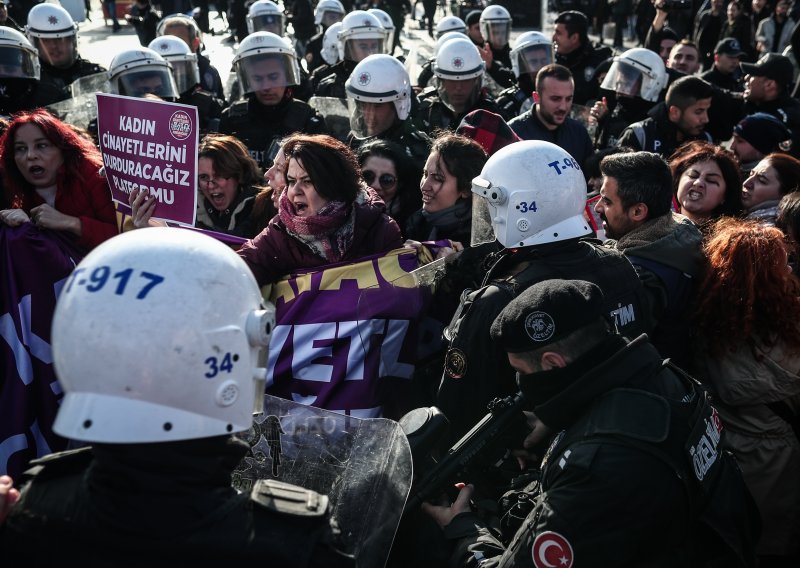 [FOTO] Deseci privedeni tijekom prosvjeda protiv nasilja nad ženama u Istanbulu