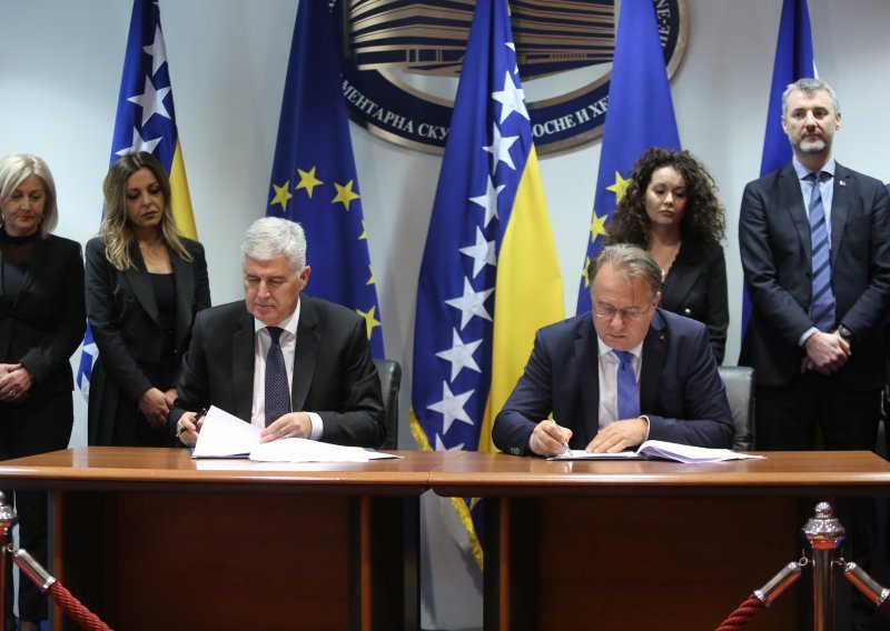 [FOTO] HDZ i bošnjačko-građanska oporba potpisali sporazum; Čović: Nakon dugo vremena mogu kazati da imamo koaliciju