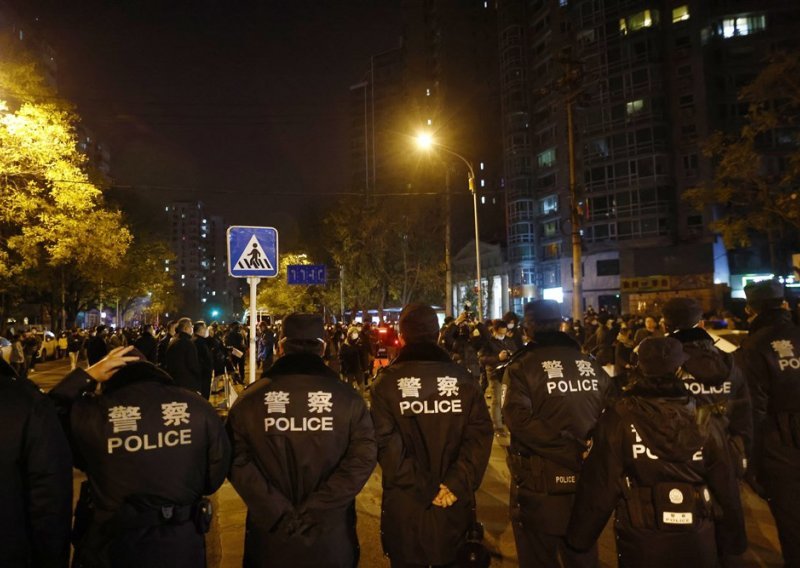 [FOTO/VIDEO] Nastavljaju se prosvjedi protiv covid mjera u Kini: Kineska policija brutalno mlati i odvodi prosvjednike u nepoznato